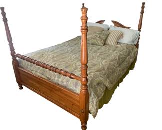 173 - Full Size Poster Bed w/ Bedding 59 x 62 x 84