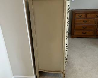 C6 - $150. Vintage French Provincial Drexel Dresser. Measures 35" x 21" deep x 50" tall. All drawers slide. Some paint crazing on the top.