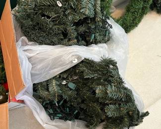 C129 - $6 Lighted Garland.