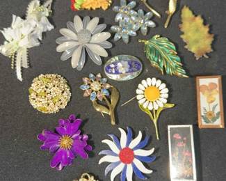 19 Floral Brooches