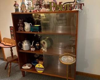 MCM display cabinet. Walnut solid wood. With collectible treasure. 