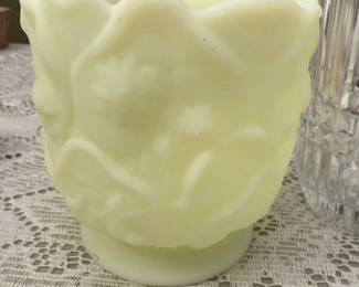 Custard uranium vase. 