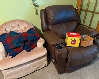 Lift chair recliner. MCM swivel chair. 