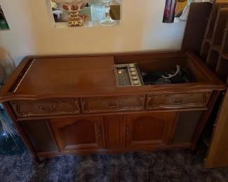 MCM Magnavox counsel stereo. Been listening to it will we work. 