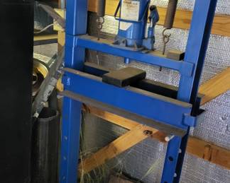 Machine pneumatic press.