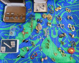 MULTIPLE PIECES OF JEWELRY