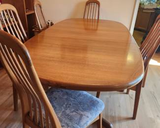 Teak Danish Style Dining Table w/2 Leafs (in the table) and 6 Matching Chairs by Benny Linden.  Wonderful. Mid-Century Modern. 