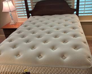 Amish 4 post Queen bed
Country Home Lancaster, PA. $1,200.00