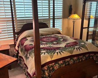 Amish 4 post Queen bed
Country Home Lancaster, PA. $1,200.00