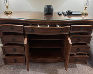 Havertys dresser 70”w 21”d 40”t.
$ 450.00