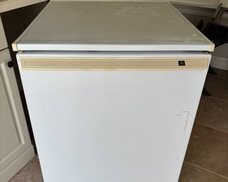 GE mini fridge 24”w 25.5”d 34” t 3.3cu
$100.00