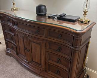 Havertys dresser 70”w 21”d 40”t.
$ 450.00