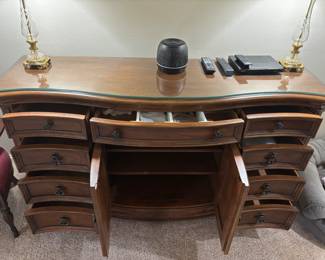 Havertys dresser 70”w 21”d 40”t.
$ 450.00