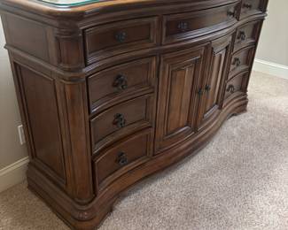 Havertys dresser 70”w 21”d 40”t.
$ 450.00