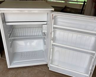 GE mini fridge 24”w 25.5”d 34” t 3.3cu
$100.00