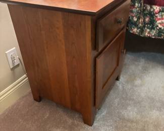 Amish night stand 21.5”w 18.25”d 26”t