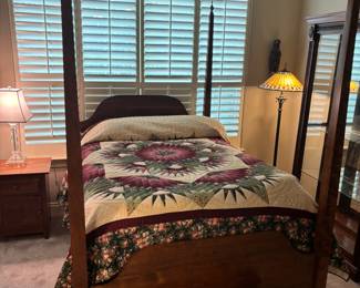 Amish 4 post Queen bed
Country Home Lancaster, PA. $1,200.00