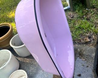 Pink Porcelain Baby Tub In great Condition