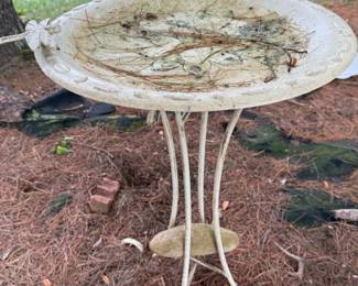 Resin birdbath