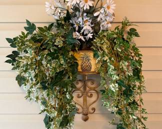 Hanging flower pot with faux vines and daisies