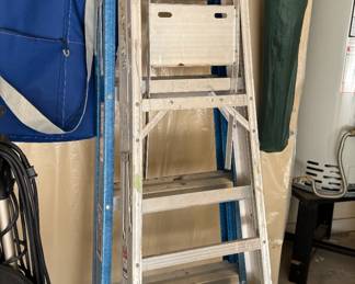 Aluminum step ladders