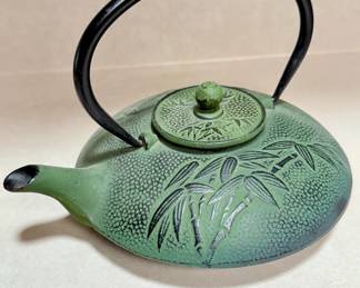 Japanese cast iron teapot (Tetsubin)