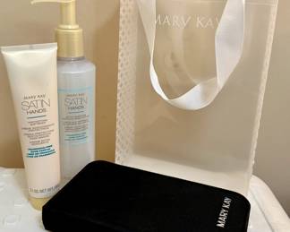 Mary Kay gift set with Satin Hands and travel case