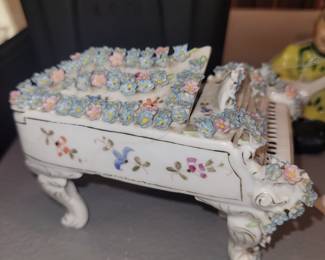 Miniture piano. Dresden?