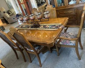 Comes with 6 chairs. And extra leaf. EXCELLENT CONDITION. Thomasville dining set. Comes in a set. Matching hutch, credenza, and dining table with 6 chairs.