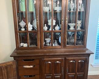 Beautiful ethan Allen China hutch with rounded windows