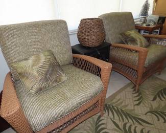 Like new 6 Piece resin faux wicker patio conversation set with two chairs, loveseat, 2 end tables, coffee table, cushions and area rug.