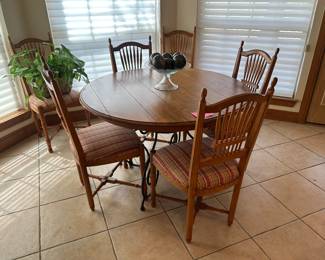 Beautiful Ethan Allen table with leaf and six chairs