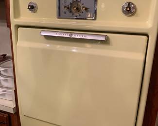 Vintage General Electric overn in yellow enamel, wonderful condition, available to pick up on Saturday after sale closes