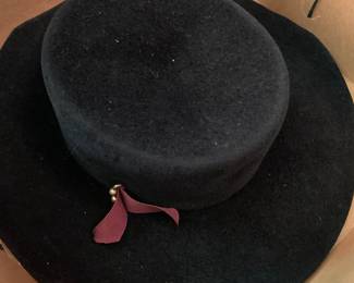 Leslie James hat