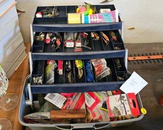 TACKLE BOX / FISHING LURES