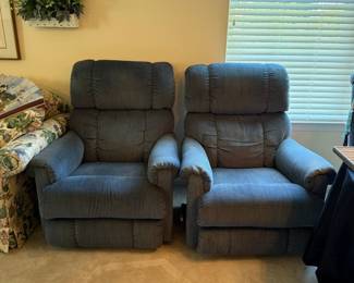 comfortable upholstered recliners