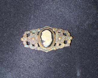 Cameo pin / brooch