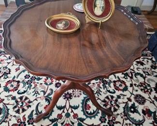 Pie-crust table