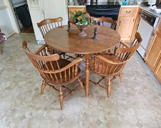Kitchen table and chairs with 1 leaf