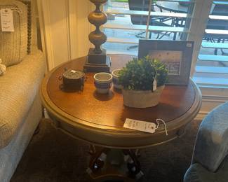 Round end table