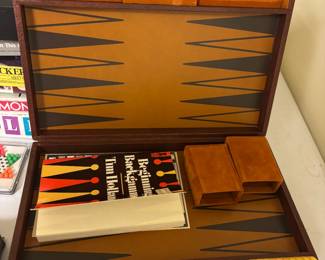 BACKGAMMON GAME WITH NICE CASE