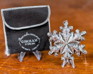 This lot features a 1973 Gorham sterling silver snowflake ornament and bag with maker mark and stamp on verso as shown in photos. Total approx. weight of 23.76 grams.