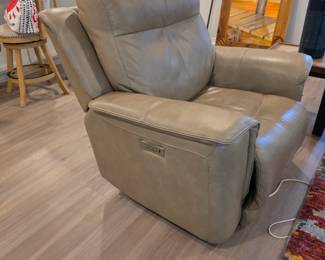 2nd flexsteel electronic leather recliner $600