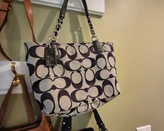 Many nice ladies handbags