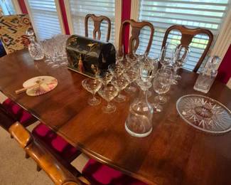 Beautiful Ethan Allen dining table with 6 matching side chairs and 2 upholstered Parsons chairs.