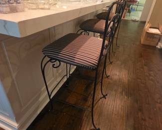 Lots of kitchen items