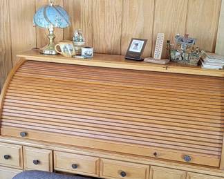 Nice rolltop desk
Vintage wall art