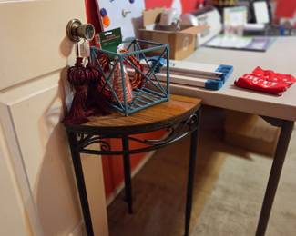 Corner table