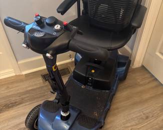 Vive 4-wheel mobility scooter with basket