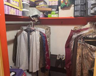 TONS OF VINTAGE LADIES CLOTHING